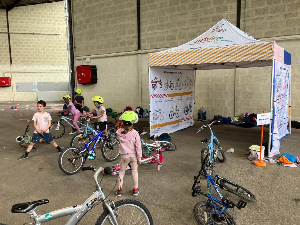 usep17's tweet photo. 9 juin 2023 : Journée vélo USEP Cycle 2 pour 90 élèves de Roger Perat à l’espace Mendès France de Saintes. Au programme, 6 ateliers : Bike And Run ; Relais Quizz Vélo ; Expression ; Mécanique ; Maniabilité et Sécurité Routière. #srav https://t.co/nh7dGI9Ya7