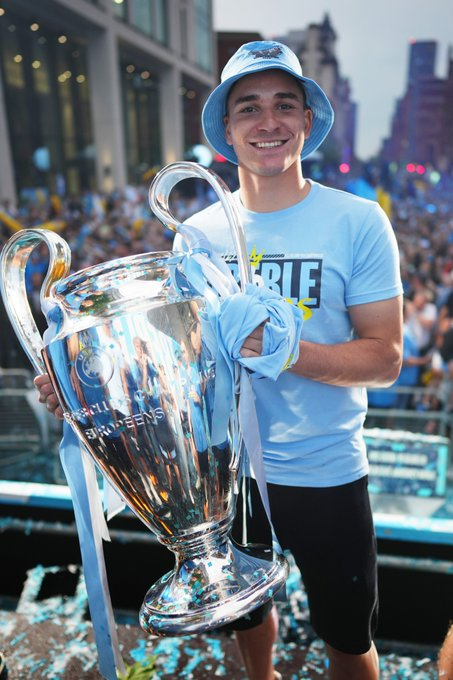 ManuHeredia21's tweet photo. 🏆Mundial
🏆Champions
🏆Libertadores
🏆Copa América
🏆Recopa Sudamericana
🏆Premier League
🏆FA Cup
🏆Finalissima
🏆Liga Argentina
🏆Copa Argentina
🏆Trofeo de Campeones
🏆Supercopa Argentina
🏆Preolímpico Sudamericano Sub 23

23 añitos tiene Julián Álvarez... https://t.co/P4flrFf5Yc