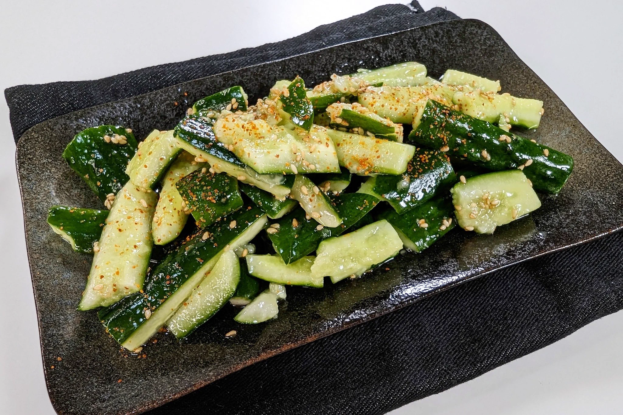 やみつき間違いなしの一品に仕上がる？！作り方がとっても簡単で美味しそうな「きゅうり」レシピ！