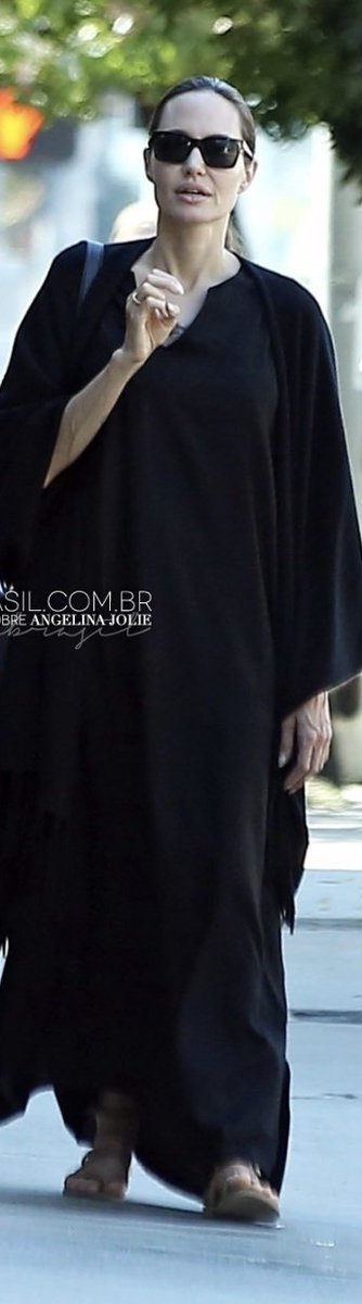 Instead of wasting time answering the question (as tendentious as it is silly and dishonest) of whether the #abaya is an Islamic garment, we should simply close the discussion by recalling that the question itself is neither #republican , neither #secular, nor #relevant...

We
