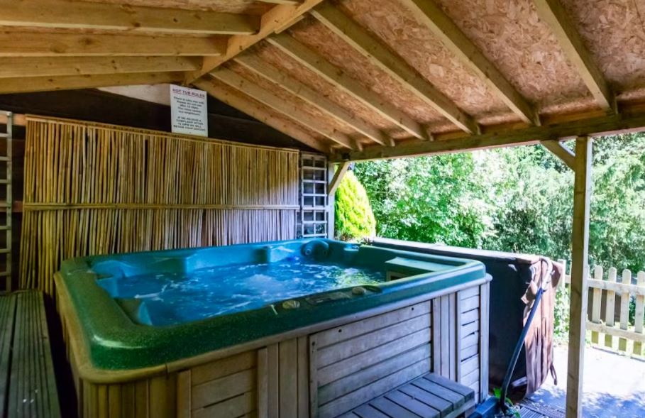 If you are looking for accommodation for a get together, Holly Tree House is the perfect place. This delightful holiday home sleeps 22 in 9 bedrooms.
aroundaboutbritain.co.uk/Herefordshire/… 
#holiday #gettogether #hottub #adultonly #woodland #symondsyatwest #symondsyat #rossonwye #herefordshire