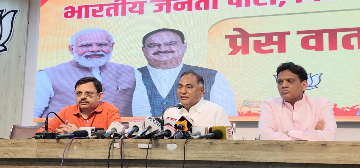 praveenskapoor's tweet photo. .@BJP4Delhi - @RamvirBidhuri जी
ने खोली दिल्ली सरकार के #PanicButtonScam की पोल ...
महिला सुरक्षा पर बड़े बड़े दावे करने वाली @ArvindKejriwal सरकार ने महिला सुरक्षा के नाम पर 2019 से अब तक लगभग 750 करोड़ रुपए का Scam कर डाला है
महिलाओं एवं बच्चों की सुरक्षा के नाम पर केजरीवाल सरकार ने 2019 में दिल्ली में टैक्सी एवं निजी बसों में Panic Button लगाने की घोषणा की थी और उसके लियें टैक्सी वालों से 9000 रूपए एवं बस वालों से 22000 प्रति वर्ष वसूलती है -- पर ना आज तक कोई Control Room बनाया ना कोई सुविधा दी।
आखिर कहाँ गया 2019 से एकत्र लगभग Rs. 750 crores ??
@CMODelhi एवं @DCWDelhi
जवाब दो ??