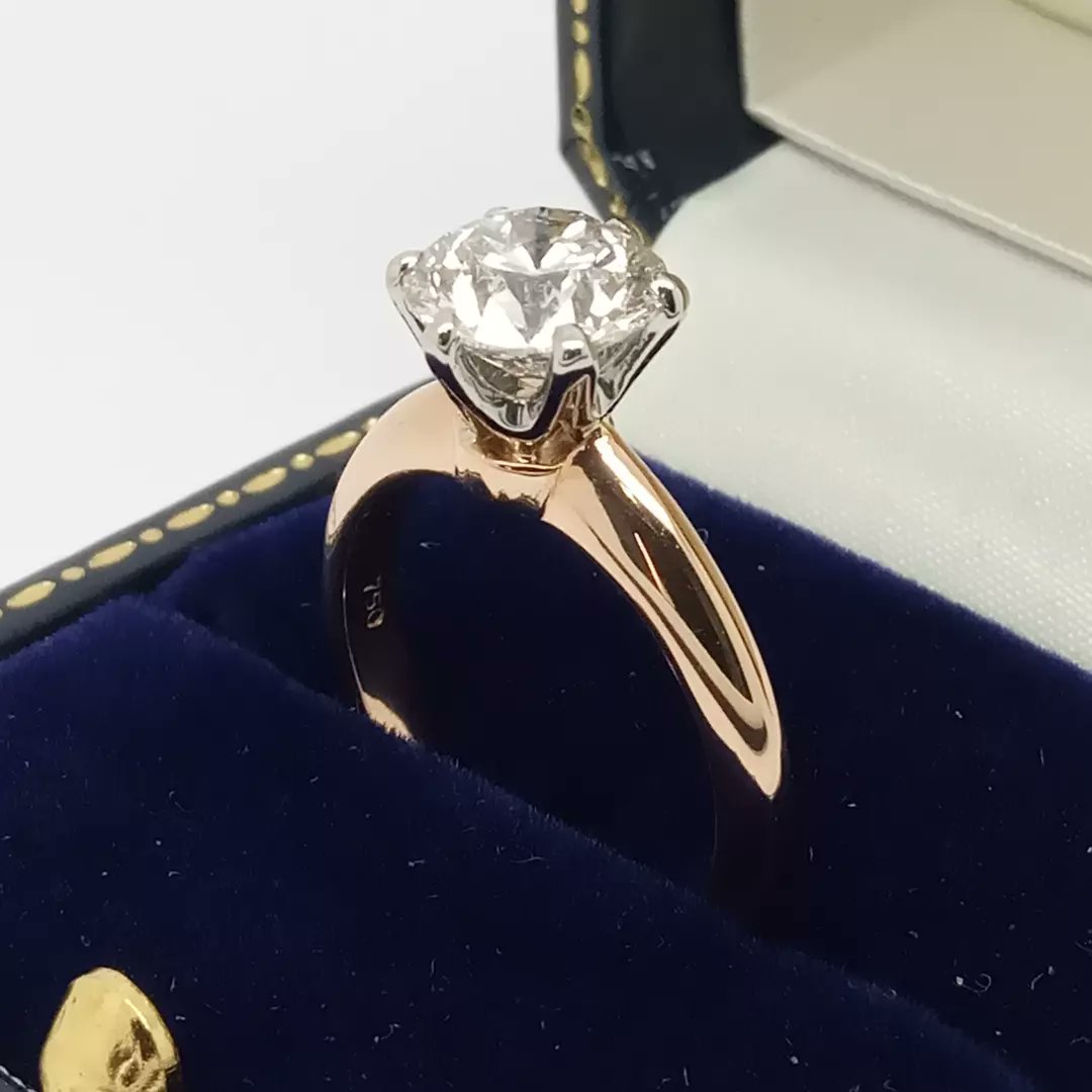 ericross12's tweet photo. This stunning #Diamond solitaire ring contains a 2.03ct GIA certificated Round Brilliant diamond set in a Platinum 6 claw setting on a 18ct Rose Gold Band

Contact us for more details.

#hattongarden https://t.co/Xg0gvzvYcu