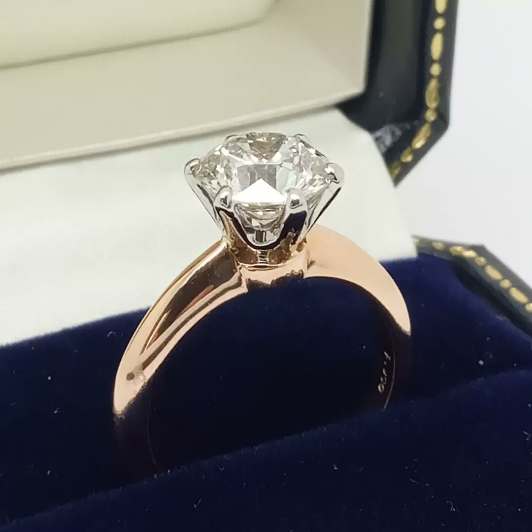 ericross12's tweet photo. This stunning #Diamond solitaire ring contains a 2.03ct GIA certificated Round Brilliant diamond set in a Platinum 6 claw setting on a 18ct Rose Gold Band

Contact us for more details.

#hattongarden https://t.co/Xg0gvzvYcu