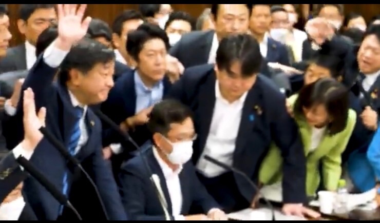 The LDP forced decision on a bill that could send refugees to death row.

Even lawmaker who don't have the right to vote raise their hand while laughing.

#TaroYamamoto exercises the right of resistance to take away the chairman's documents by himself.

#Reiwashinsengumi