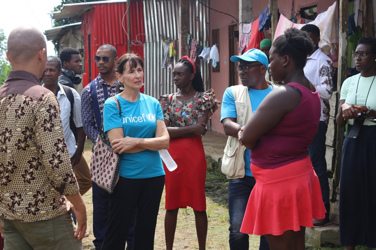 UNICEFSTP's tweet image. @uniefstp Deputy Representative Ms Eva Millas assisted by UNICEF WASH Officer Edchilson Cravid, visited communities (CLTS) at the national level, communities free from the practice of open defecation.
#CLTS #WASH #UNICEFSTP #UNICEF