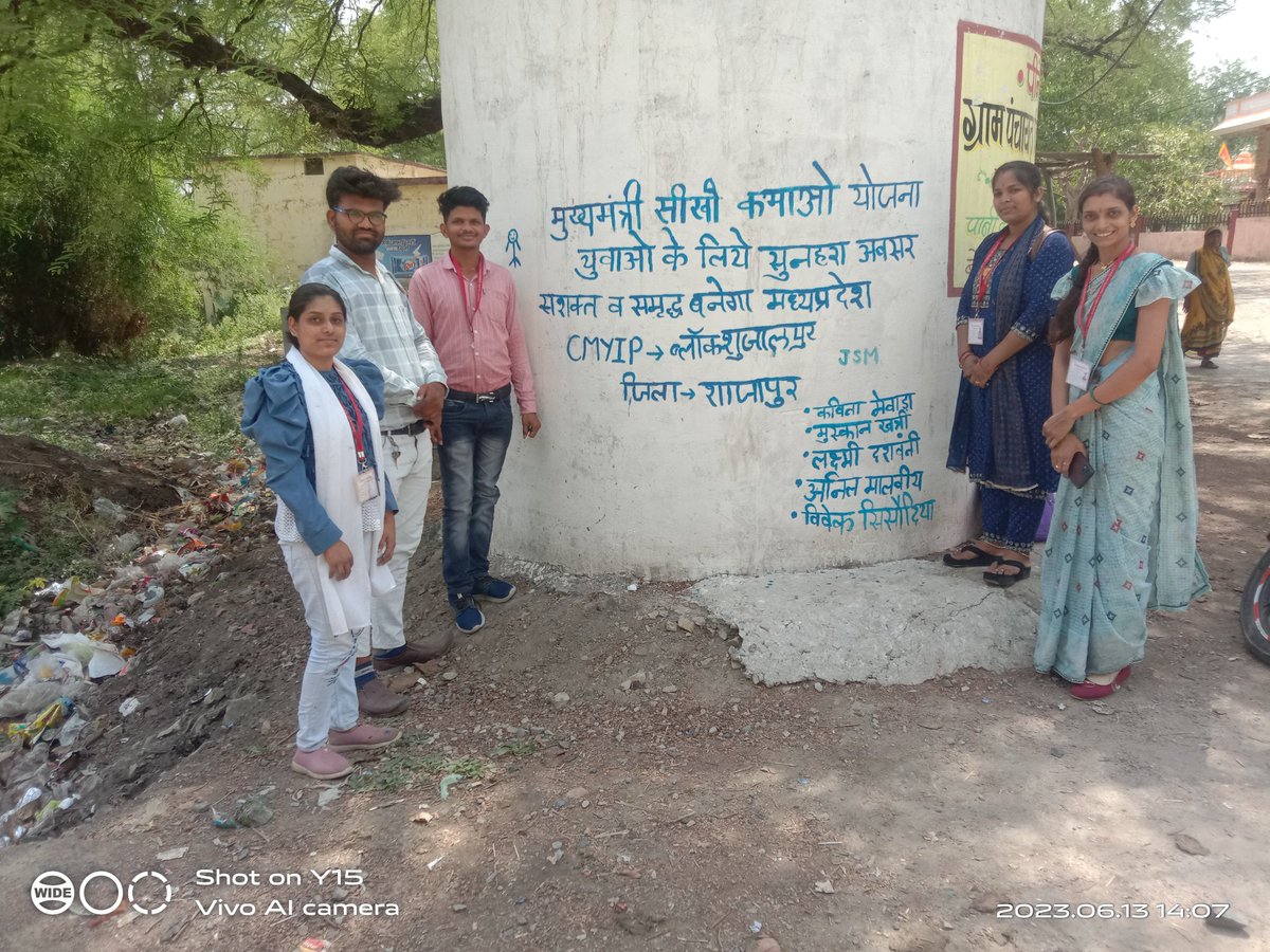 आज ग्राम पंचायत किशोनी मैं सीखो कमाओ योजना का प्रचार प्रसार करने हेतु दीवार लेखन एवं नारे लेखन करते हुए मुख्य्मंत्री जन सेवा मित्र लक्ष्मी दशवंती, कविता मेवाड़ा, अनिल मालवीय, मुस्कान खत्री, विवेक सिसोदिया 
#मुख्यमंत्री_सीखो_कमाओ_योजना 
#CMYIP #aiggpa #cmypdp <a href="/ChouhanShivraj/">Shivraj Singh Chouhan</a>