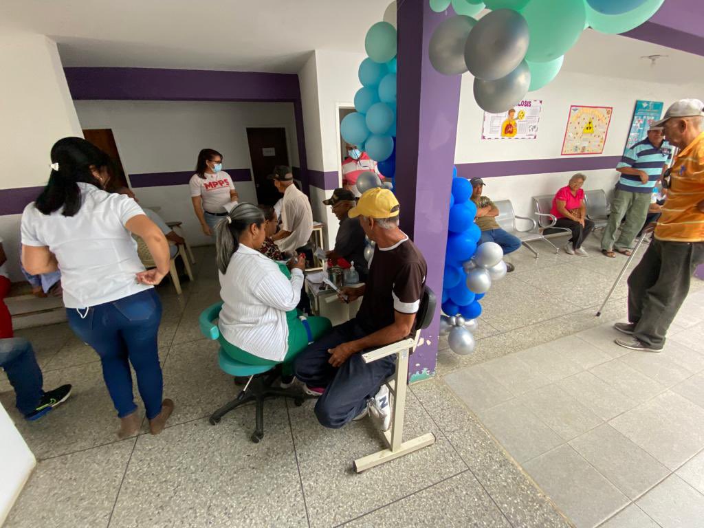 Elbetadigital1's tweet photo. Con nutrida participación, se lleva a efecto, en el centro clínico municipal Rómulo Gallegos, la jornada de despistase prostático, impulsada por la Alcaldia de Roscio, con la sub región de Salud. @sulmeavila #salud #guarico #subregion #jornada #centeoclinicomunicipal https://t.co/0qsZxqz06l