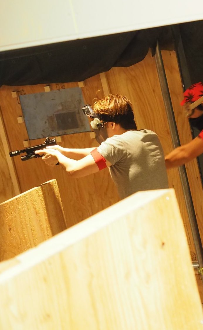 ichi4649's tweet image. #ハンドガンを構えるとフォローやRTが来るらしい

マジメにやろっか…
最近ハンドガン使ってなくて、茶髪時代の写真しかない😇
しかもガチのゲーム中のは3枚目のみ…
今度スーツでインドアサバゲ行くか…