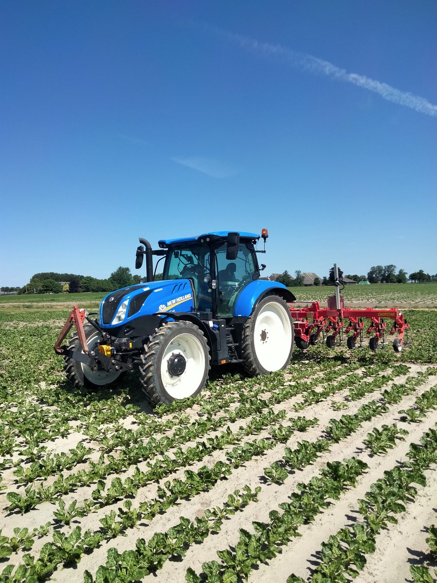 bart_dalen's tweet photo. Weer begonnen met bieten schoffelen 🤩👌 terwijl de gps en de camera hun werk doen, tuffen we mooi rustig heen en weer.☀️ https://t.co/j0NGW3nDQo