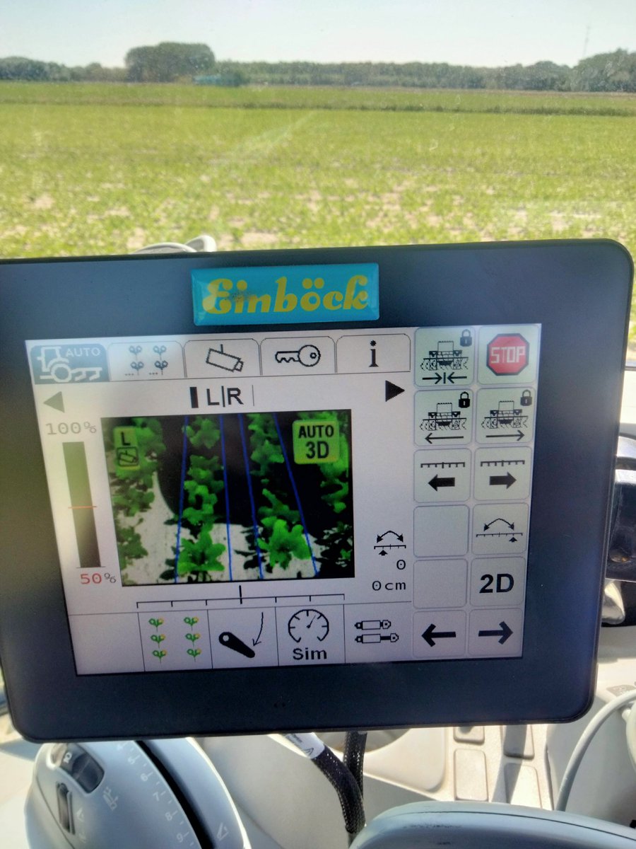 bart_dalen's tweet photo. Weer begonnen met bieten schoffelen 🤩👌 terwijl de gps en de camera hun werk doen, tuffen we mooi rustig heen en weer.☀️ https://t.co/j0NGW3nDQo