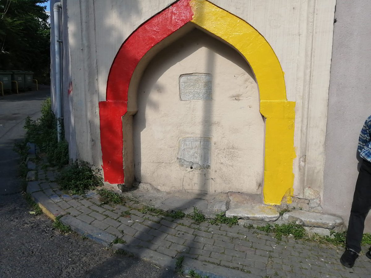 Bakın taraftarlık bu değil, bir futbol kulübünü çok sevmek, takım şampiyon oldu diye kutlamalar yapmak çok anlaşılabilir bir durum.

Fakat  16.yy'da Tersane Emini Sadrazam Salih Paşa tarafından yaptırılan ve 1912 yılında Zeynep Hanım isimli bir hayırsever tarafından yenilenen bu