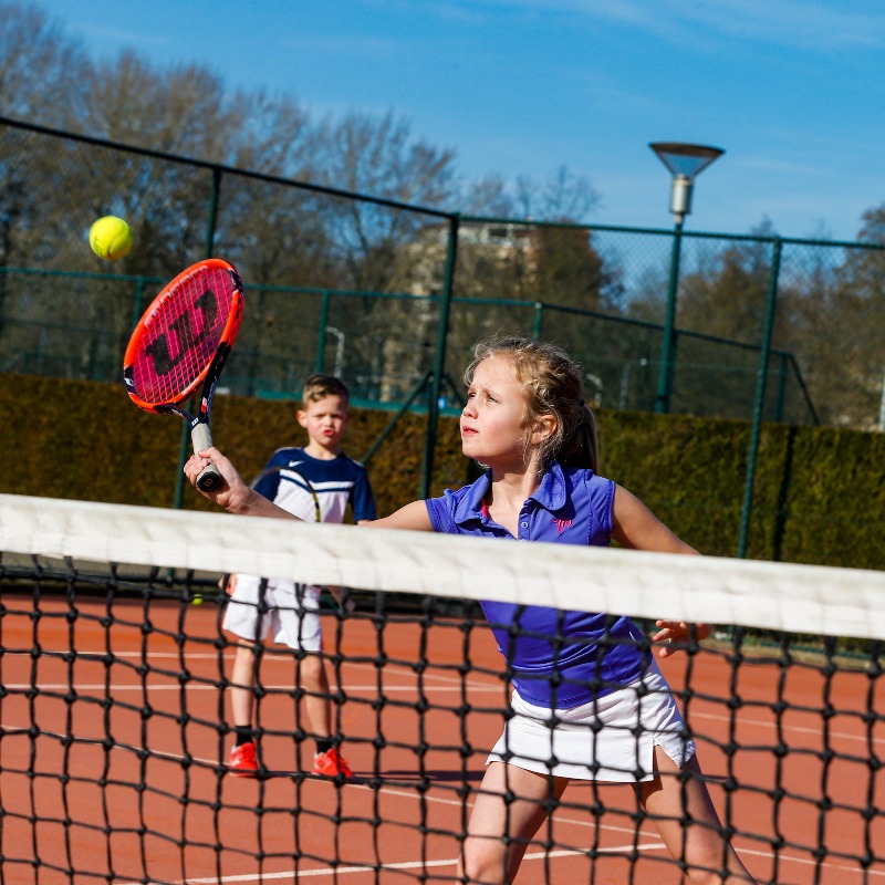 nocnsf's tweet photo. ❓ | Wist je dat sporten bij een sportvereniging de meest voorkomende manier van sporten bij de jeugd is? 

54% van de jeugd sport als lid van een sportvereniging.

#wewinnenveelmetsport | #ZoSportNederland
