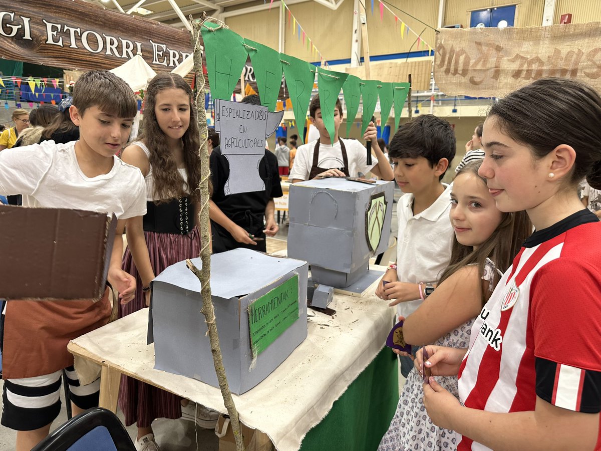 Gaur DBH 2koen Erdi Aroko Azoka ikustera jaitsi gara. Zein lan polita! Zorionak guztioi! 👏🏻👏🏻👏🏻