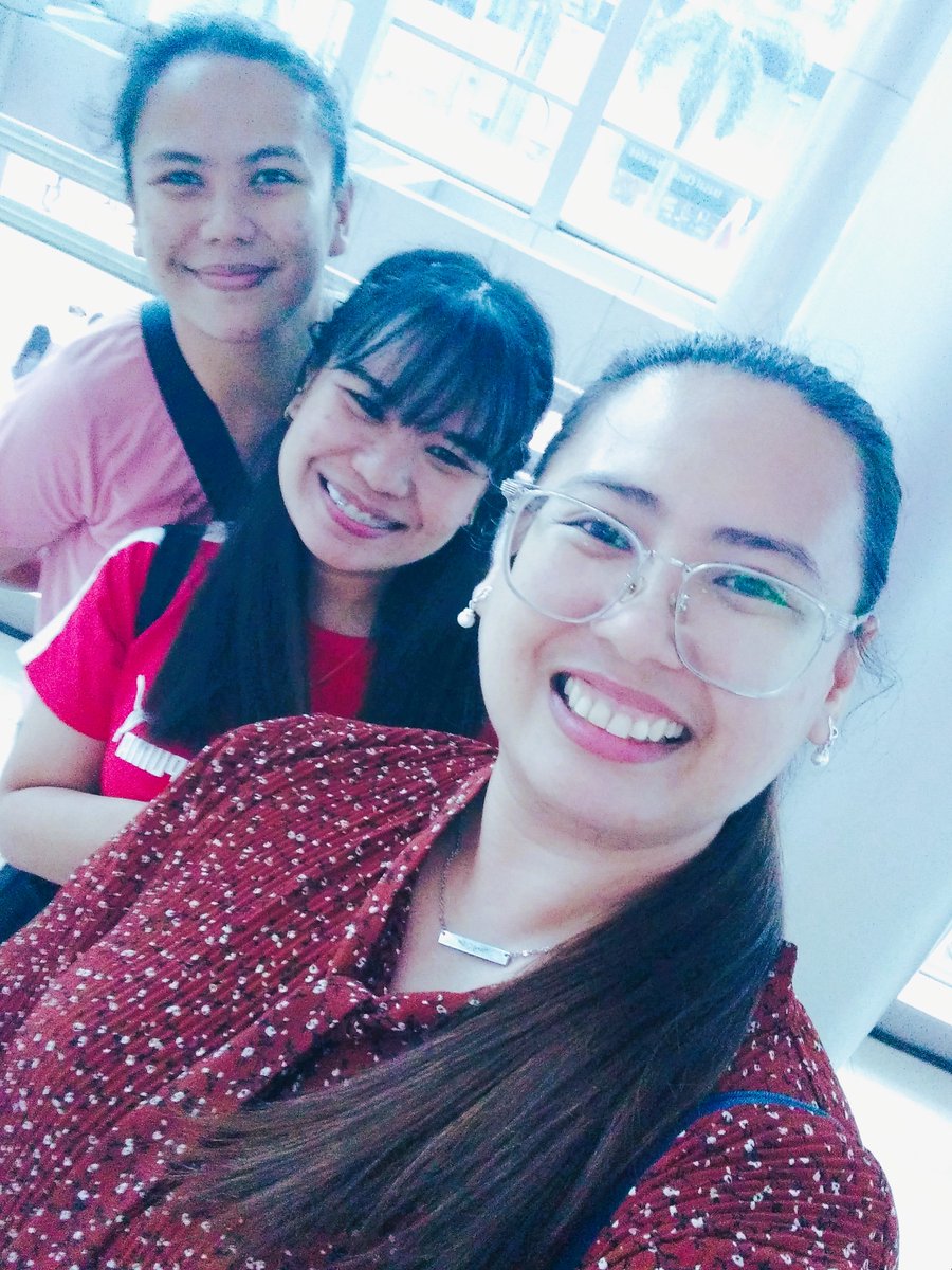 em_layzhang's tweet photo. @dazzy_patotie With our #EXplOrationinManilaDay2 buddies! Namiss ko kayo mga mamsh! Ready tayo sa next EXO con or kung ano man yun haaaaa @KJMyeonie7 @ForeverwithKai #OVERPASSinMNL https://t.co/3rHy8Zl1fL