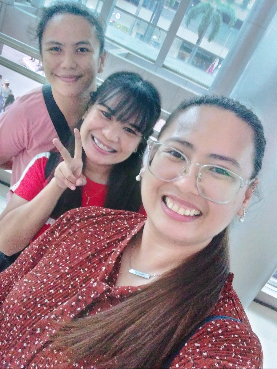 em_layzhang's tweet photo. @dazzy_patotie With our #EXplOrationinManilaDay2 buddies! Namiss ko kayo mga mamsh! Ready tayo sa next EXO con or kung ano man yun haaaaa @KJMyeonie7 @ForeverwithKai #OVERPASSinMNL https://t.co/3rHy8Zl1fL