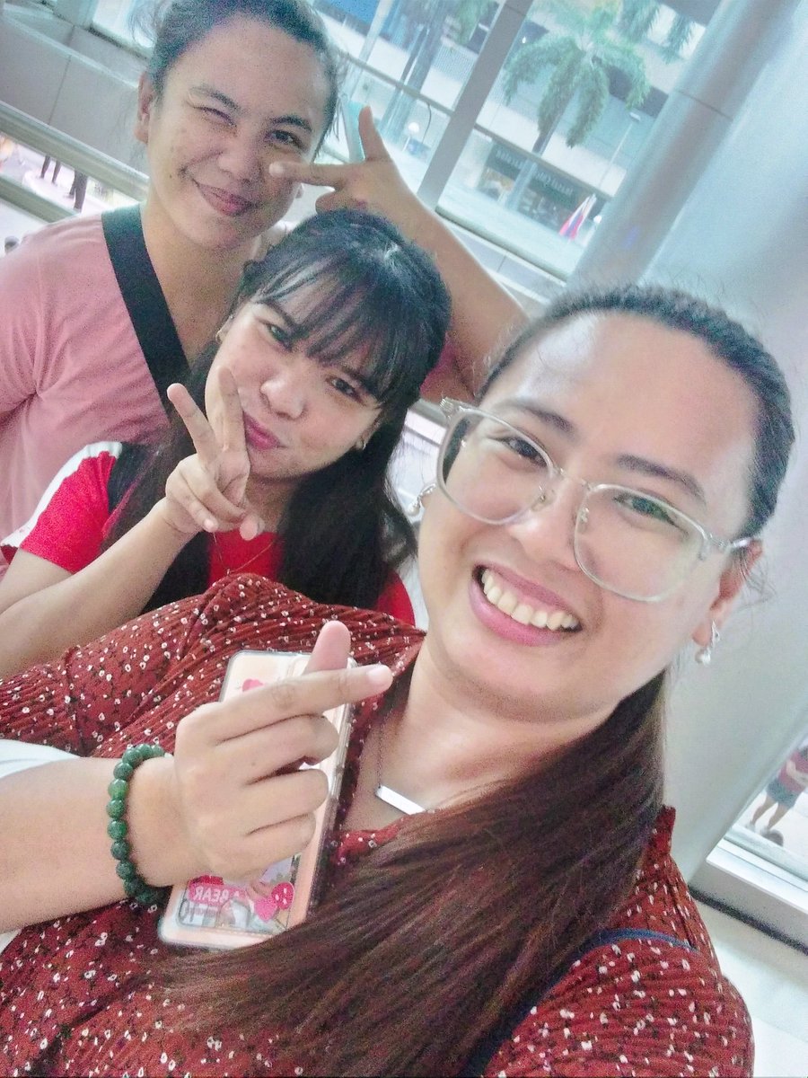 em_layzhang's tweet photo. @dazzy_patotie With our #EXplOrationinManilaDay2 buddies! Namiss ko kayo mga mamsh! Ready tayo sa next EXO con or kung ano man yun haaaaa @KJMyeonie7 @ForeverwithKai #OVERPASSinMNL https://t.co/3rHy8Zl1fL