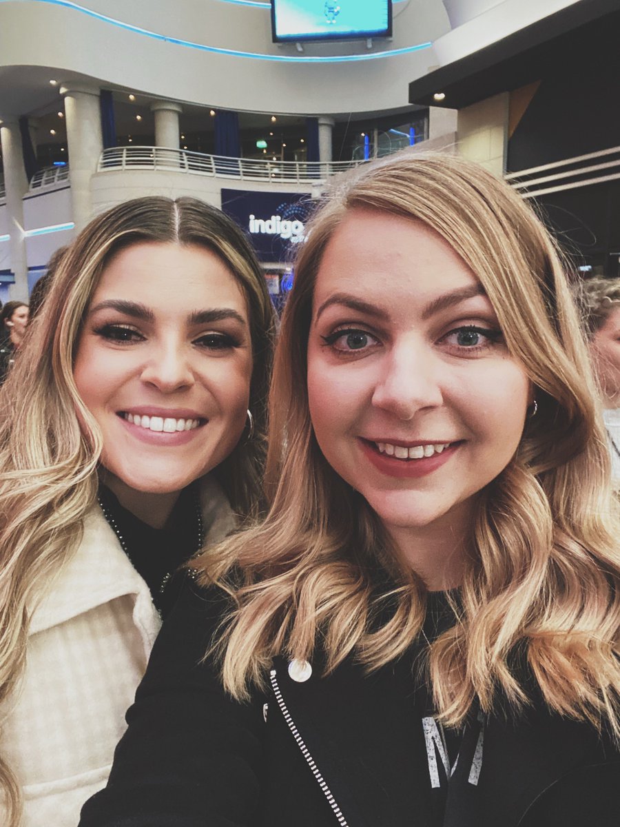 Me and Tenille Arts in a picture 💛🩷