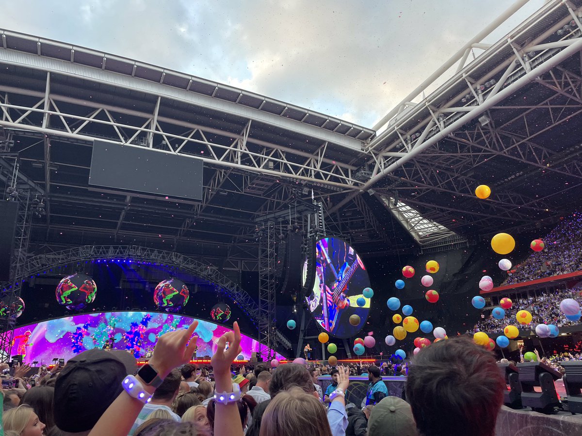 umadatalien's tweet photo. It's been 1 week already 🥹 #ColdplayCardiff https://t.co/W7HqPYzJTe