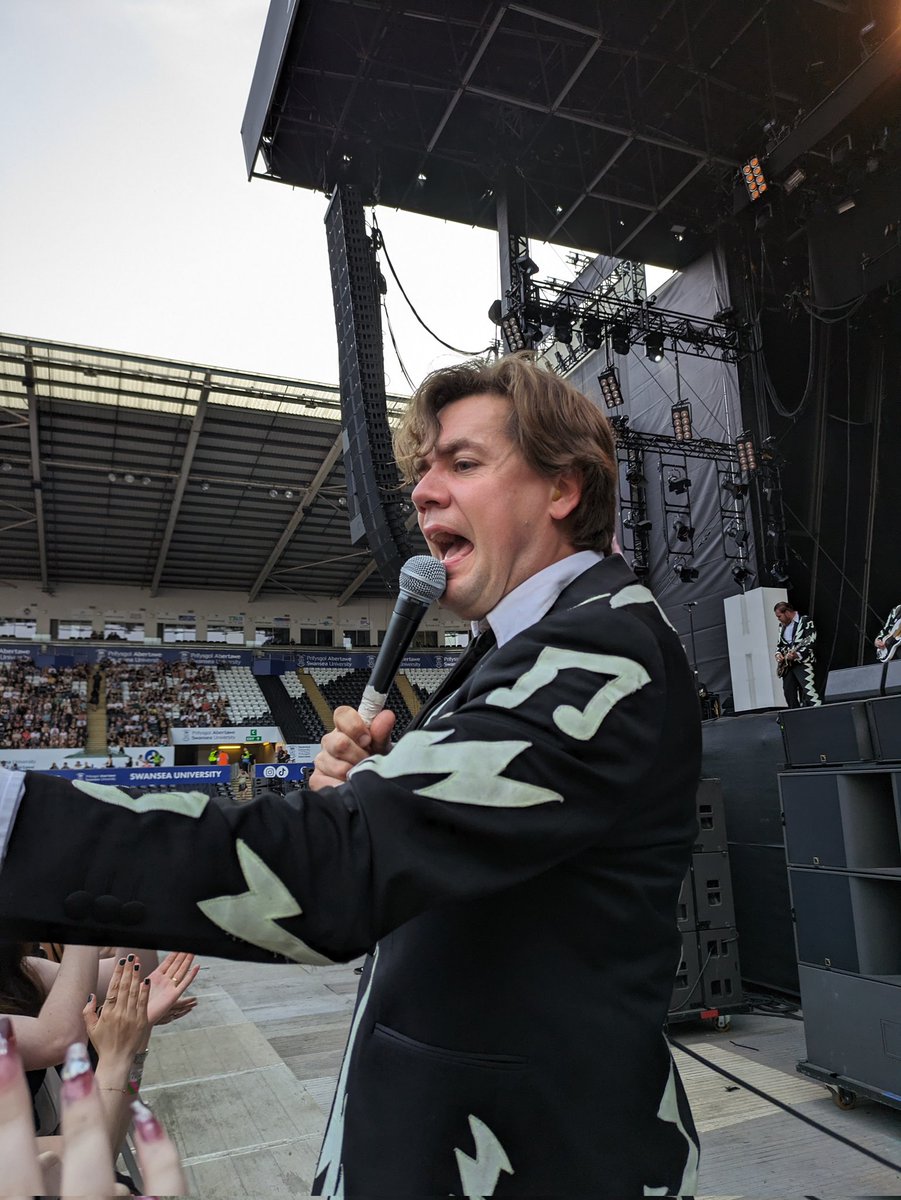 bingod's tweet photo. @TheHives  loving the hives new songs 8th time I've seen em now and can't wait for new album and tour!! https://t.co/ii6jsIA1fx