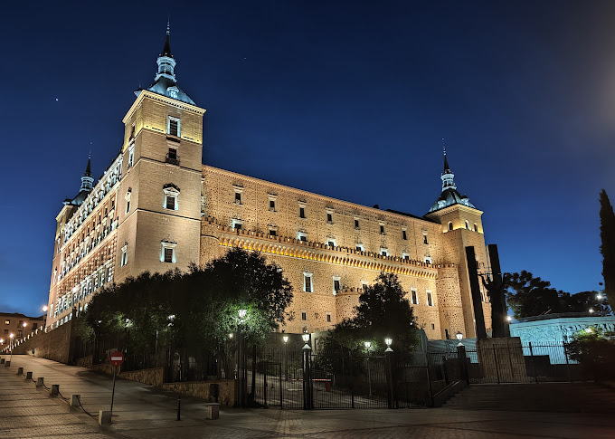 audioguidesapp's tweet photo. El Alcázar de Toledo, una fortaleza medieval con vistas panorámicas de la ciudad. Sumérgete en la historia en el Museo del Ejército, admira la belleza de la Sala Capitular y explora el encanto del Patio de Armas. 🏰🔎🛡️ #Alcázar #Toledo #FelizJueves 
https://t.co/NlUJRLbcwj https://t.co/2AmBLwKY6S