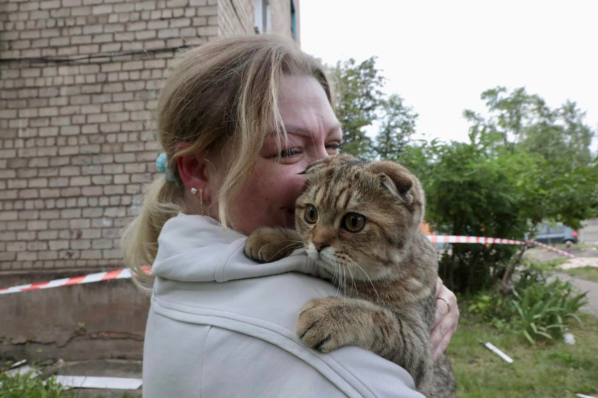 These are photos of Stas Yurchenko. The first is the house in Kryvyi Rih, where a Russian rocket hit that night. On the second, the cat Simba, whom the rescuers could pull out from under the rubble, and his mistress.
It is already known about 6 dead people, according to officials