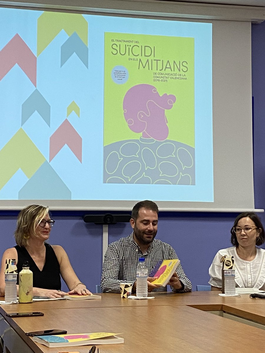 policialocalvlc's tweet photo. La @unioperiodistes ha presentat este matí en el @CMRectorPeset l'estudi de @MarinGordillo i @CMVallier sobre el tractament del #suïcidi en els mitjans de comunicació de la Comunitat 

Enhorabona per la iniciativa. Informar amb rigor ajuda a previndre

#FundacióProtegirVLC 👮🏻‍♀️ 🧑‍🚒 https://t.co/ZoJgcieGGd