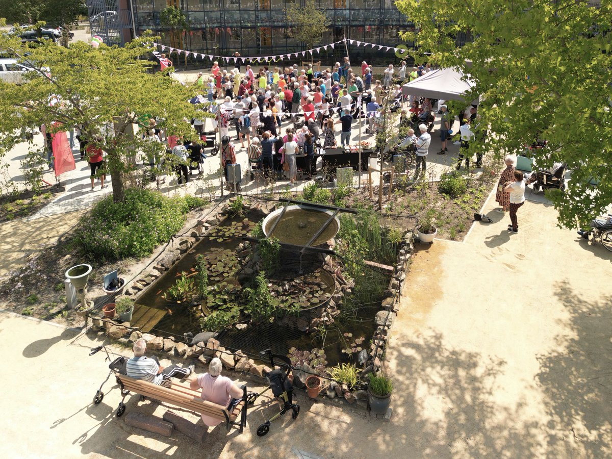 Kom ook bewegen op de speeltoestellen in de nieuwe beweegtuin op het Olga Commandeur plein bij Betsy Perk. 💪
Donderdag 8 juni was de feestelijk opening door <a href="/OlgaCommandeur/">Olga Commandeur</a> en wethouder @KarinHakhoff. De beweegtuin is voor iedereen vrij toegankelijk. hoornkersenboogerd.nl/beweegtuin