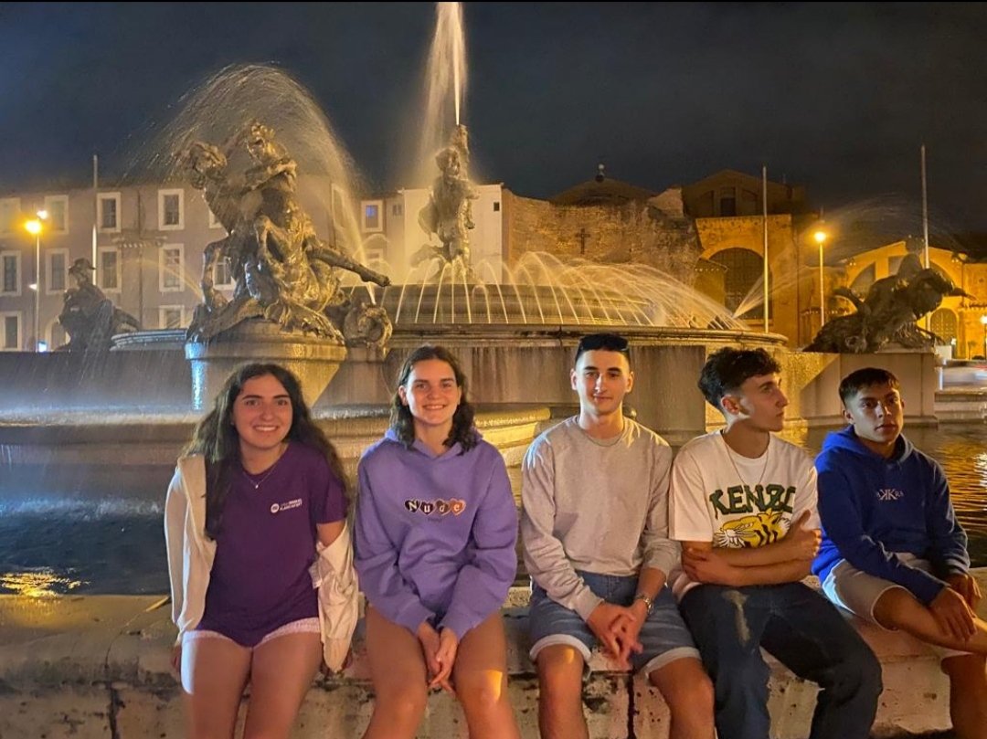 InsMBlancafort's tweet photo. Primer dia a Roma dels alumnes de #1BAT, que acaba amb un bonic passeig nocturn pels voltants de la Basílica di Santa Maria Maggiore. https://t.co/nroK2rs6GP