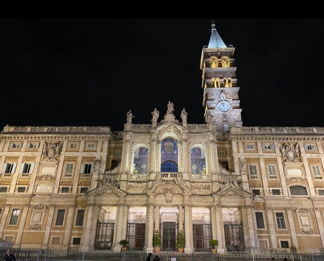 InsMBlancafort's tweet photo. Primer dia a Roma dels alumnes de #1BAT, que acaba amb un bonic passeig nocturn pels voltants de la Basílica di Santa Maria Maggiore. https://t.co/nroK2rs6GP