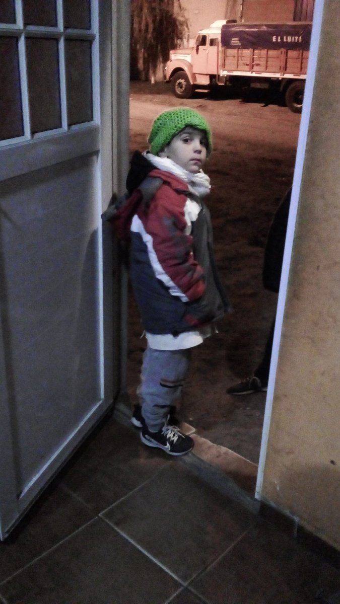 Soledad35981504's tweet photo. #alcolecontn @mati_bertolotti martes y Benicio espera el bus escolar fresqueteee en basavilbaso https://t.co/CsNxZ89Gvd
