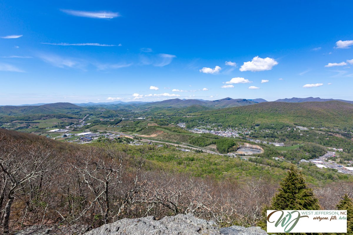 DownTownWJ's tweet photo. Another FABULOUS view from Mount Jefferson ❤️

#westjefferson #ashecountync #ashecounty #blueridgemountains #weekendgetaway #onlyinnc #lovenc #thecoolestcorner #ncmountains #ncsmalltowns #mountainlife #celebratenc https://t.co/4lvb6vr0d8