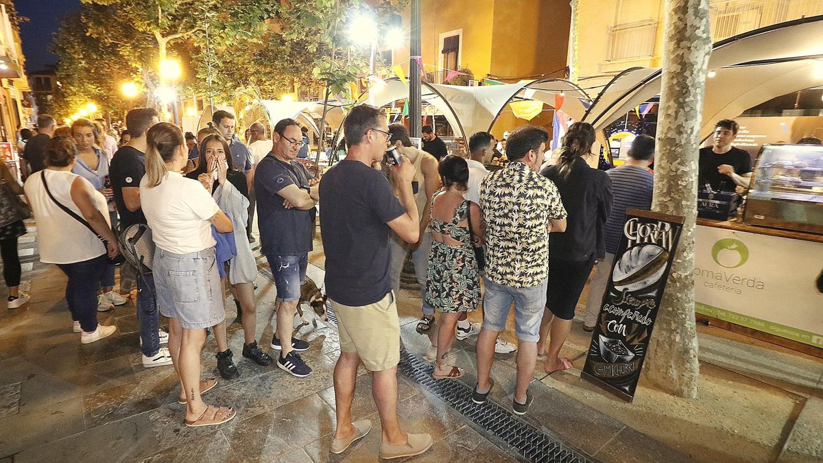 Blanes_cat's tweet photo. Notícia: La #MostraGastronòmica #TastABlanes atreu centenars de persones dissabte, amb una quinzena d’establiments i empreses blanenques que van oferir un tasteig del què es pot trobar arreu de la ciutat
https://t.co/x2A8QeBWql
#cuinalocal
#cava
#cervesa
#blanesarrandemar https://t.co/l66x24kRPR