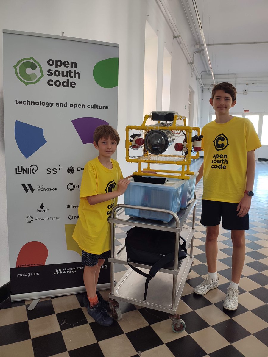 OpenSouthCode's tweet photo. Tanto @deors314 como @juanmitaboada dieron charlas que disfrutaron las niñas/os (y sus padres), el primero sobre diseño gráfico y "poesIA" con software libre, y el segundo sobre "Alioli", nuestro dron submarino preferido. #OpenSouthCode23 https://t.co/iOIbZEyqxV