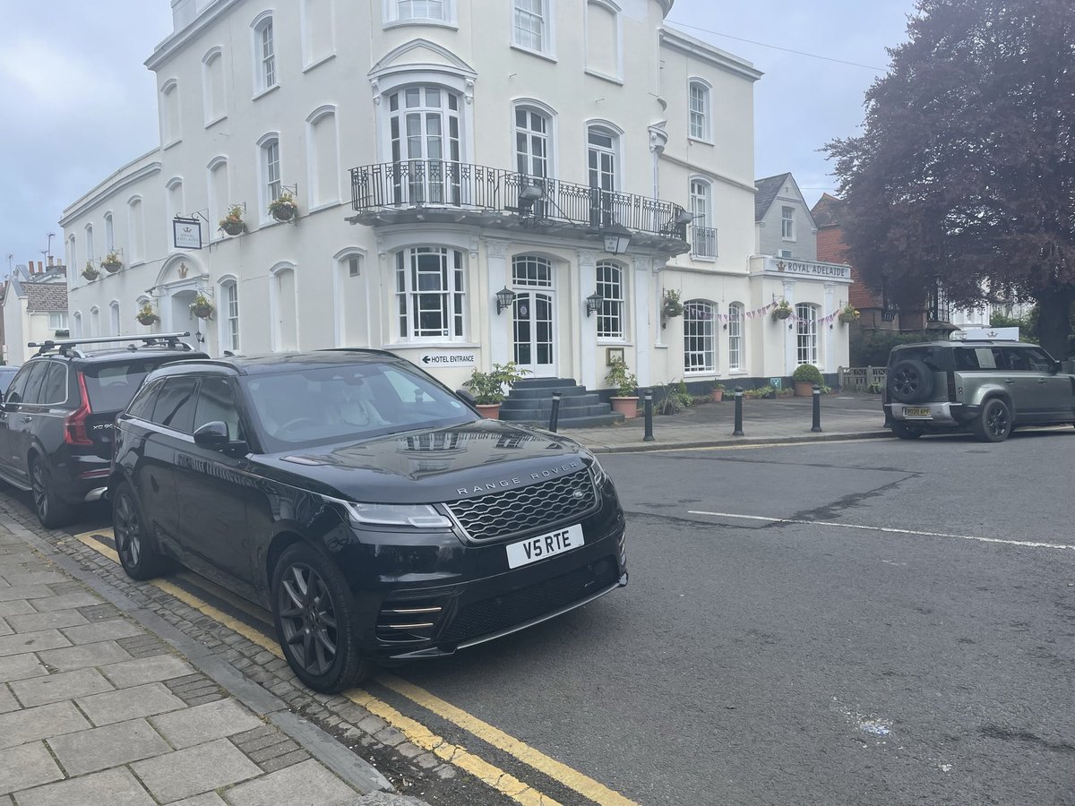 @Naughtydrivers Range Rover man. Inevitably. 🙄Compulsive tankers. @YPLAC #wankpanzer @LandRover_UK