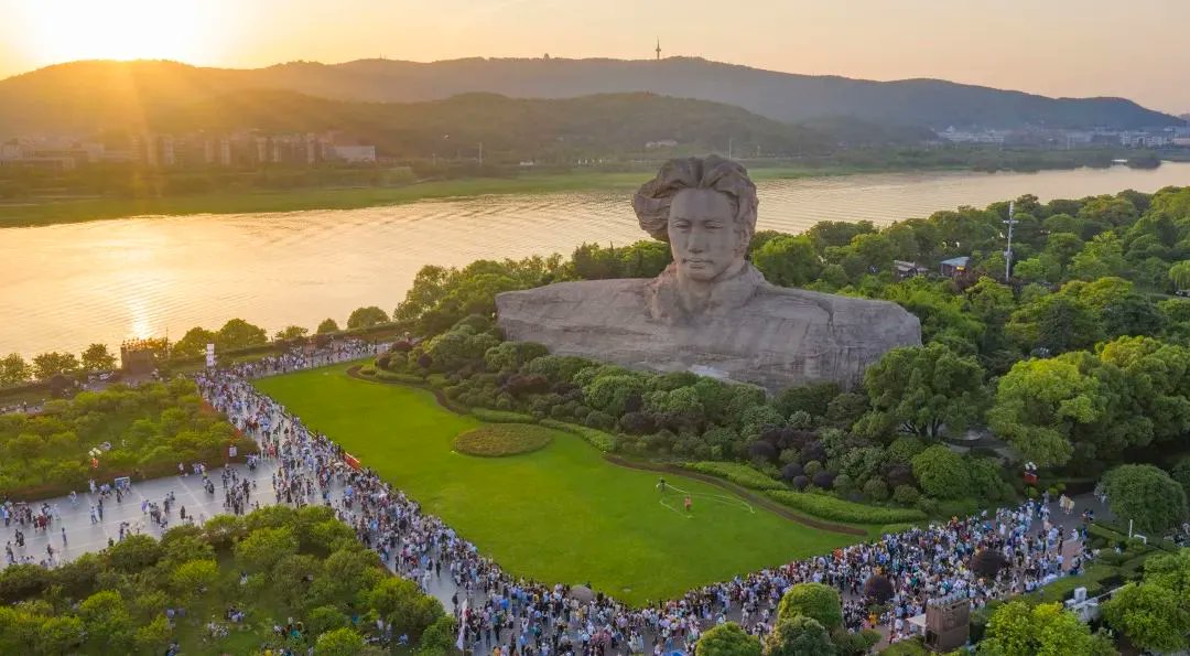 The Young Mao statue attracts a great number of visitors every year! The monument holds educational value, serving as a reminder of Changsha city's historical significance. ☀️

#Changsha #Hunan #TravelChina #HunanProvince #Photography #ChineseCulture #ChangshaCity