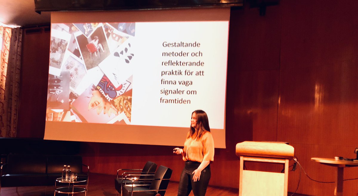 Från föreläsning av Pia McAleenan (@SVID): ’Design som utvecklingskraft för våra gemensamma samhällsutmaningar’:

”Gestaltande metoder och reflekterande praktik för att finna  vaga signaler om framtiden”

Detajler: esdw.se