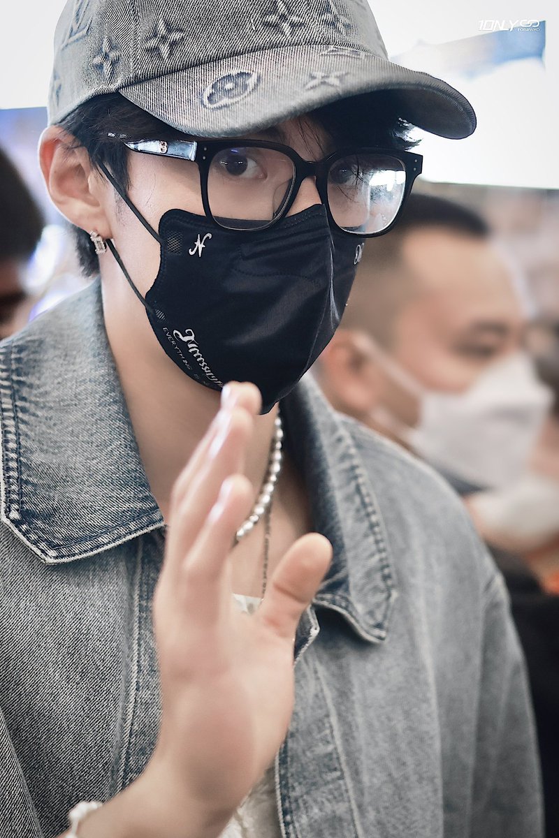 Ramy07524699's tweet photo. safe flight  หวังเห้อตี้ แล้วกลับมาเจอกันอีกนะ ประเทศไทยไม่มีหวังเห้อตี้แล้ว คิดถึงน้าาาาา💜💜
#DylanWang 
#KeepRuning https://t.co/S82hC9gb38