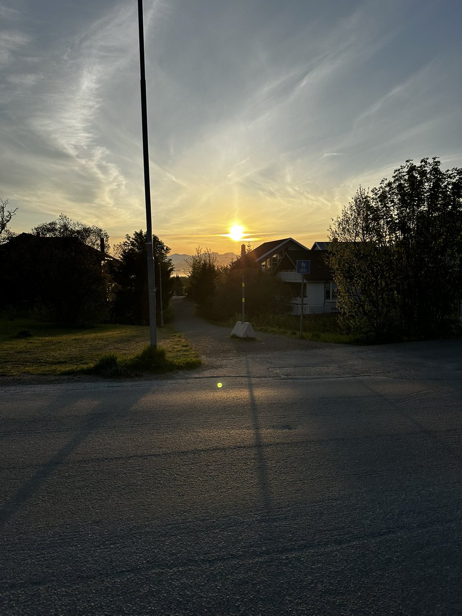RobertEYarber's tweet photo. This is 1am in Tromsø, Norway. The land of the midnight sun. ☀️🇳🇴 #Robventures #Robdoesitall #MyBeautifulNightmare https://t.co/FNyHkhL05U