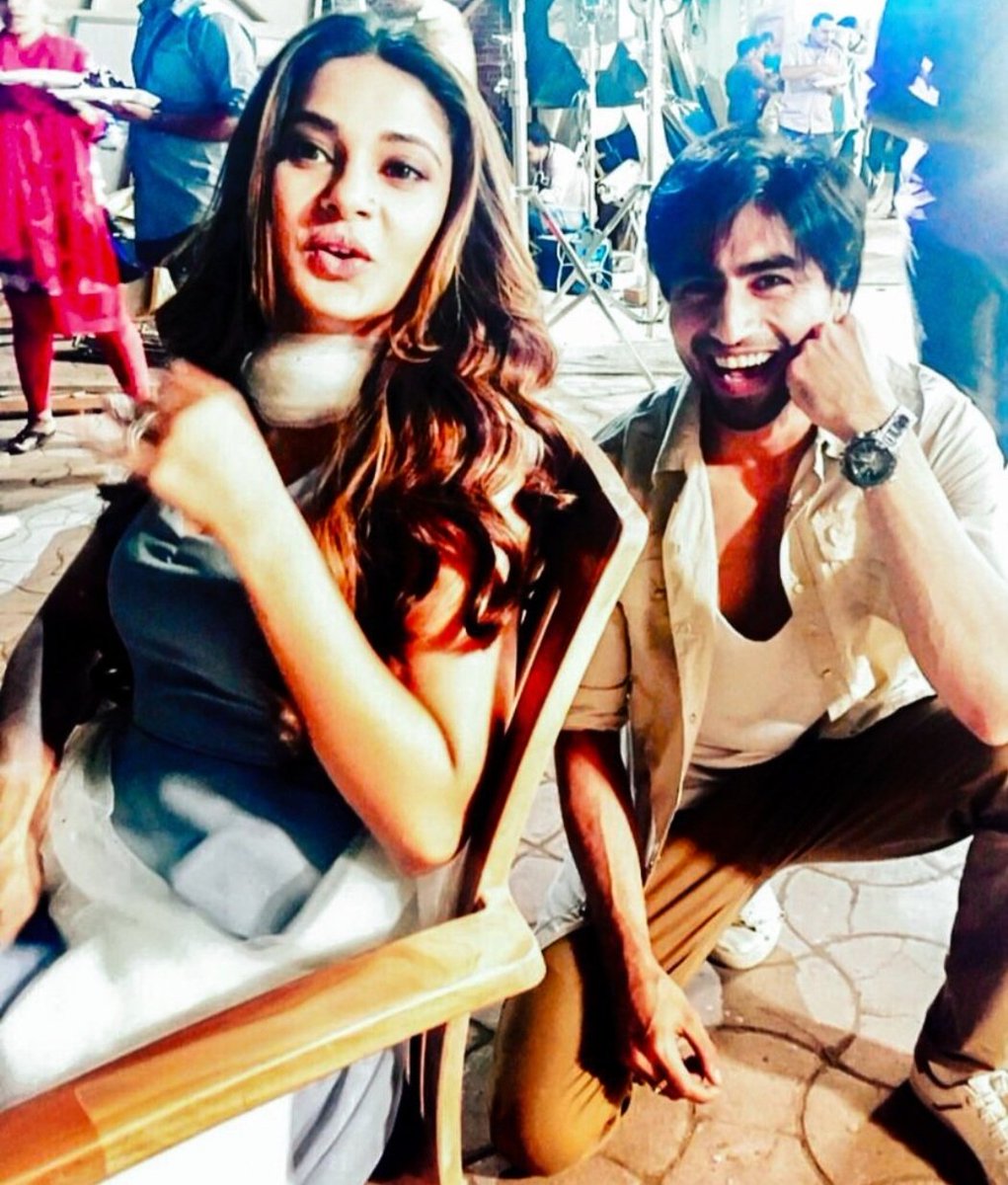 motibabykullu's tweet photo. "Benaam Rishta vo
Bechain karta jo
Ho na sake jo bayaan
Darmiyaan
Kuch toh tha tere mere darmiyaan"
#harshadchopda #jenniferwinget #jenshad #harshjen #bepannaah #bapanaah https://t.co/N3KySZsDsp