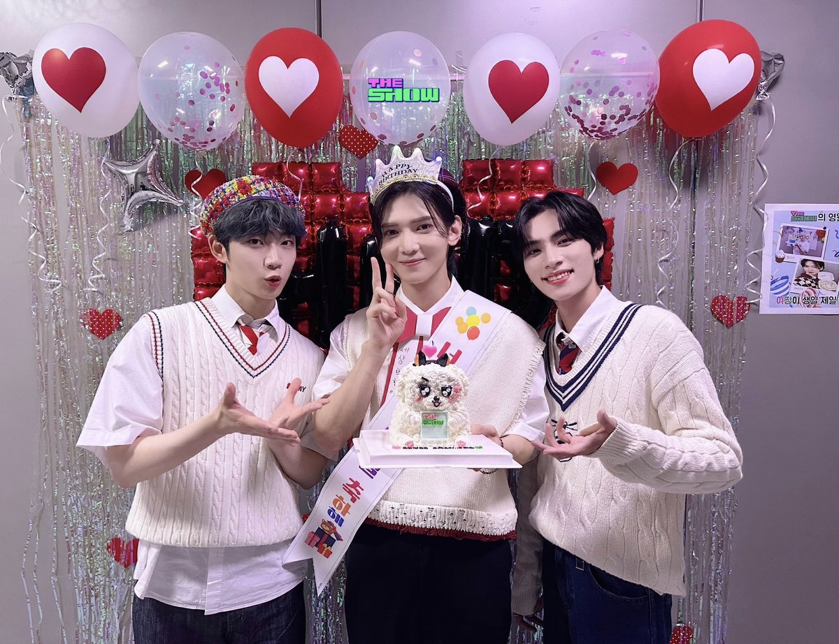 XiaoJunAr's tweet photo. 📸 || مقدمي ذا شو يحتفلون بميلاد يوسانق عضو ايتيز https://t.co/Qcv3ttc0G9