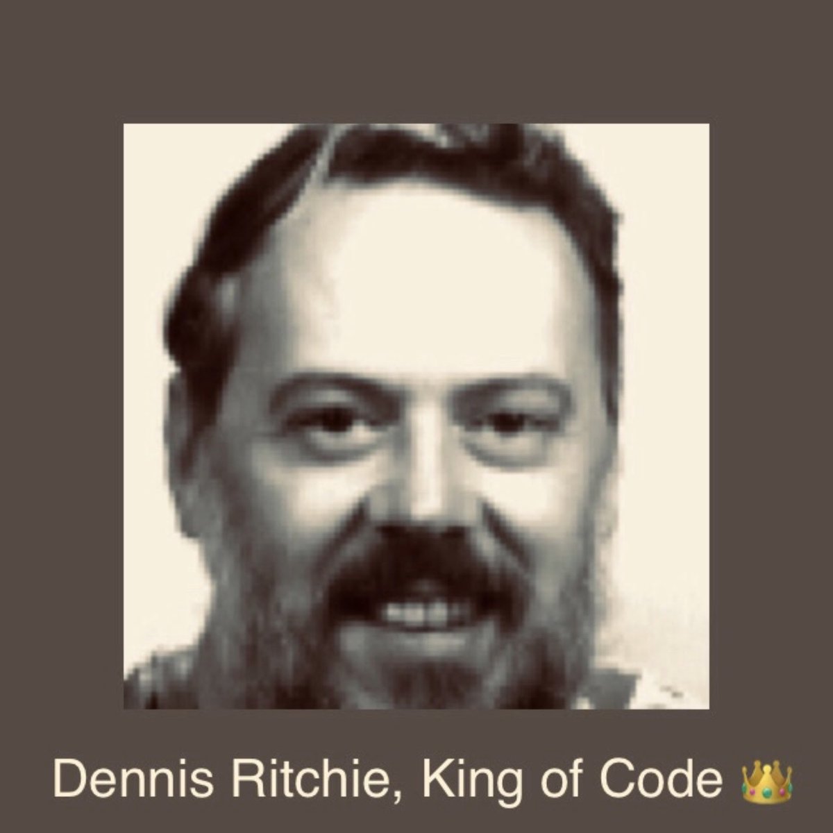 Quaterelle's tweet image. RITCHIE❗️1941-2011

1972 C, Mutter heutiger #Programmiersprachen
1973 #UNIX, Mutter der #Betriebssysteme 
(UNIX mit #kernel neu in C. Wie total abgefahren das alles❗️
Bell Labs NJ, US-Ostküste. Auf gelbem Bild die vielen Nutznießer von der Westküste)

Sexy war er auch noch🥰!