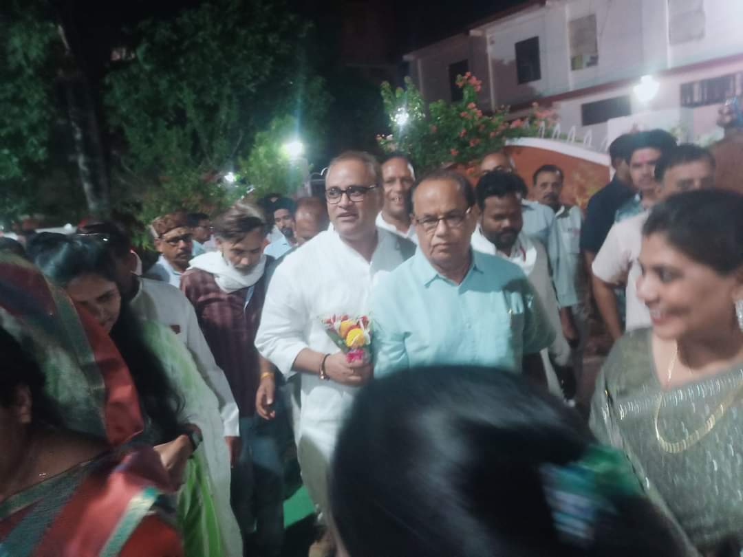 AjayKumarTando6's tweet photo. पूर्व केंद्र मंत्री आदरणीय अरुण यादव जी का निज निवास पर आगमन हुआ एवं सभी कांग्रेस जन से मुलाकात की. https://t.co/20odsOo33S