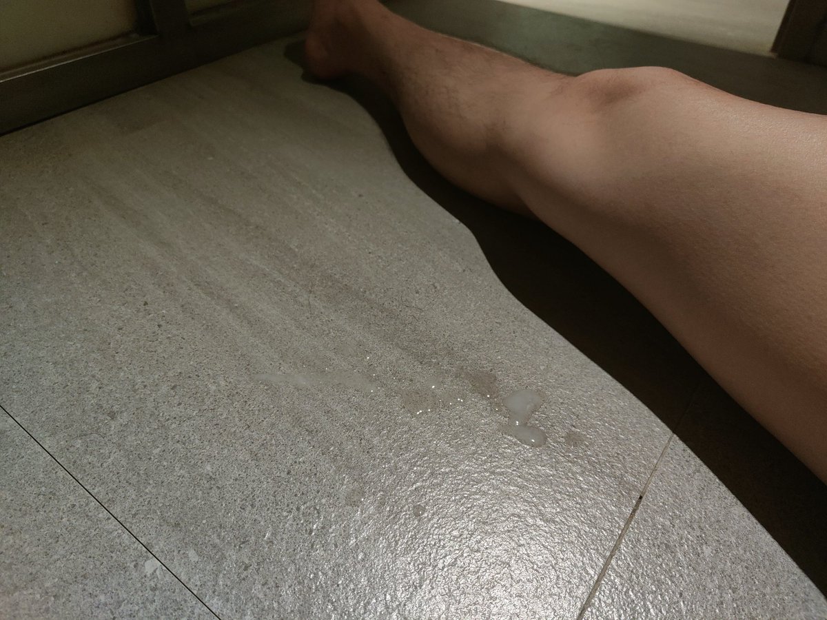 ARBzhuang's tweet photo. 看的不清楚，但是🐍了很多……
又喷到对面的门上了……
🥵咋这么有劲��…… https://t.co/yX9ptSiKrv