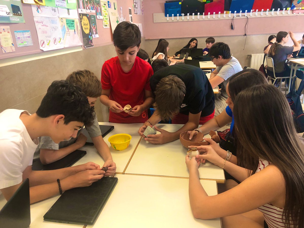 escolamdcprat's tweet photo. Projecte a 2n d’ESO. A 2n ESO reconstruint les troballes arqueològiques d’un poblat iber. #escolamdc #mdcteam #Escolamdc #escolamdcprat #mdcprat https://t.co/UHWdJ0nvt8