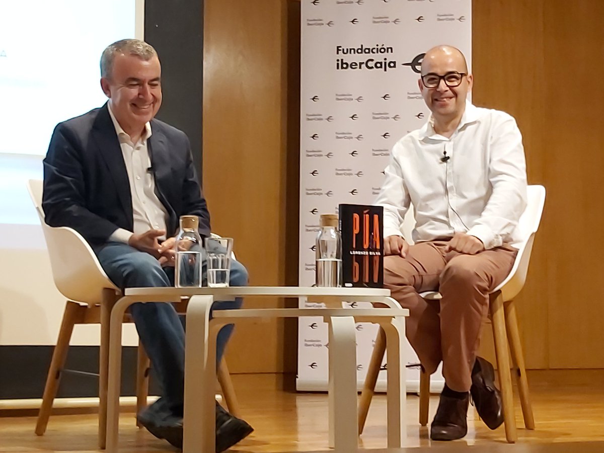 LibreriaLUA's tweet photo. Ayer disfrutamos de una tarde estupenda en la compañía de Lorenzo Silva.
Fue muy interesante escuchar qué le lleva a escribir sus libros y la construcción de esos personajes tan complejos. Su novela Púa es una lectura ineludible. 
Gracias @VilaSilva por tu visita. 
#loslunesteleo https://t.co/Pti257x4Ss