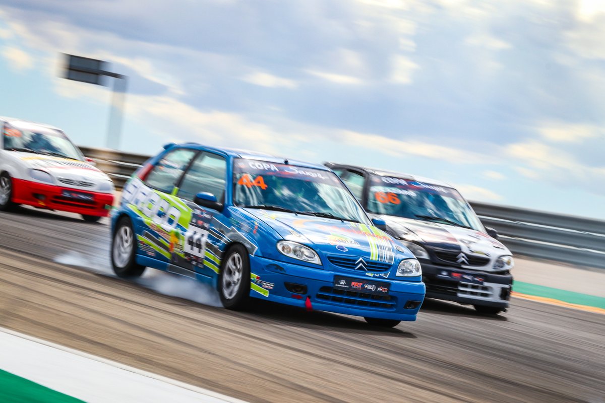 👟Frenando al límite🤯 

👉Este fin de semana te espera una auténtica locura de espectáculo💯

🏁10 carreras, 🏆2 campeonatos,🎖️1 copa y mucha adrenalina💥

El Trofeo de Velocidad #MotorLand Aragón 2023 ya está aquí‼️

🤑ENTRADA GRATUITA🤑

📆 17 y 18 de Junio
📌 Alcañiz, Aragón