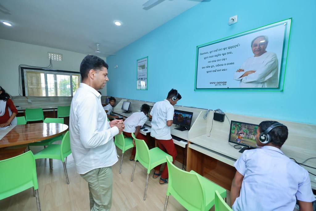 MoSarkar5T's tweet photo. As per the directive of HCM Shri @Naveen_Odisha, Secy to CM (#5T) Shri VK Pandian visited #Chandabali, #Basudevpur, #Dhamnagar &amp; #Bhandaripokhari on the 2nd day of his visit to #Bhadrak. Secy reviewed progress of developmental works &amp; discussed with stakeholders including locals. https://t.co/1sjJ2pDGL3
