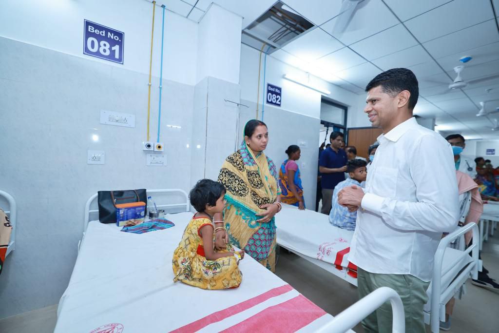 MoSarkar5T's tweet photo. As per the directive of HCM Shri @Naveen_Odisha, Secy to CM (#5T) Shri VK Pandian visited #Chandabali, #Basudevpur, #Dhamnagar &amp; #Bhandaripokhari on the 2nd day of his visit to #Bhadrak. Secy reviewed progress of developmental works &amp; discussed with stakeholders including locals. https://t.co/1sjJ2pDGL3