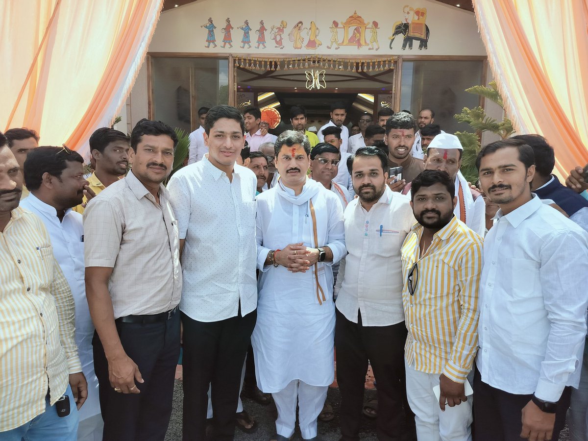 SanketRModi's tweet photo. राज्याचे माजी मंत्री धनंजय मुंडे साहेब यांच्या समवेत साधना मंगल कार्यालय अंबाजोगाई येथे मुंडे व नागरगोजे परिवारातील संपन्न झालेल्या विवाह सोहळ्यास उपस्थित होतो.
@dhananjay_munde https://t.co/JmyzPFAxaF